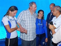 Lãnh tụ Cuba Fidel Castro tiếp xúc với quần chúng